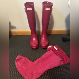 Hunter Rain Boot Wellies Tall Glossy Fuchsia with matching Fleece Liner Socks!